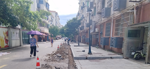 鹰潭：积水拦路路难行 聚力疏通路畅通