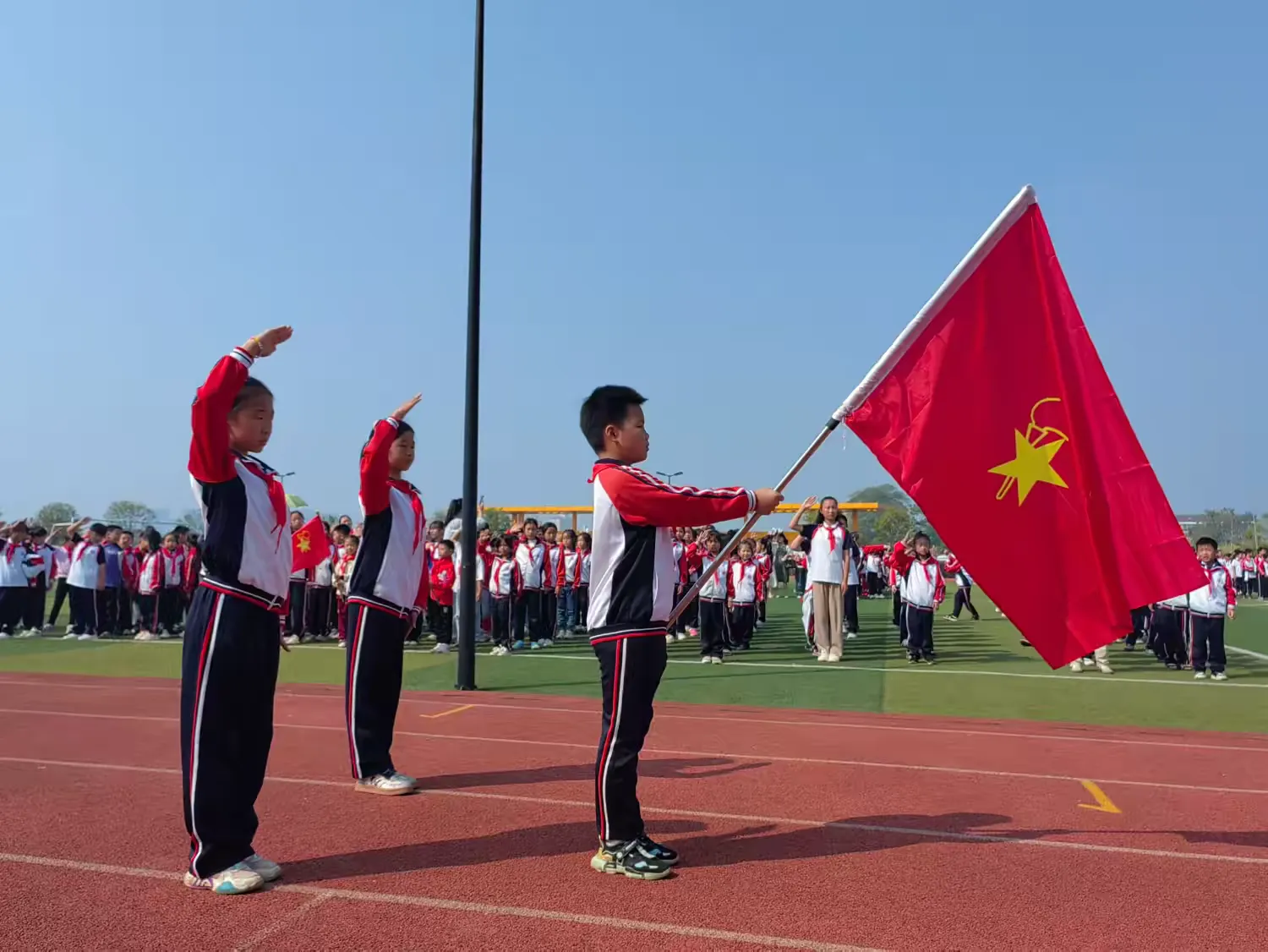 红领巾 爱祖国——崇仁县第四小学2024年少先队建队日活动暨新队员分批入队仪式