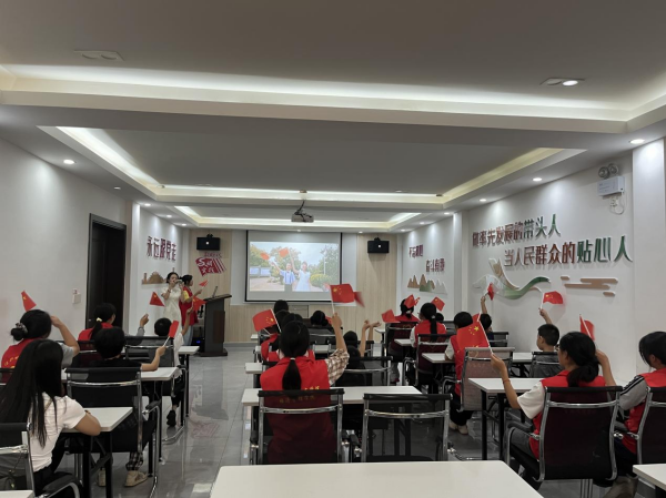  九江市濂溪区十里街道:九莲社区童心港湾开展共唱《我和我的祖国》，传承爱国情怀活动