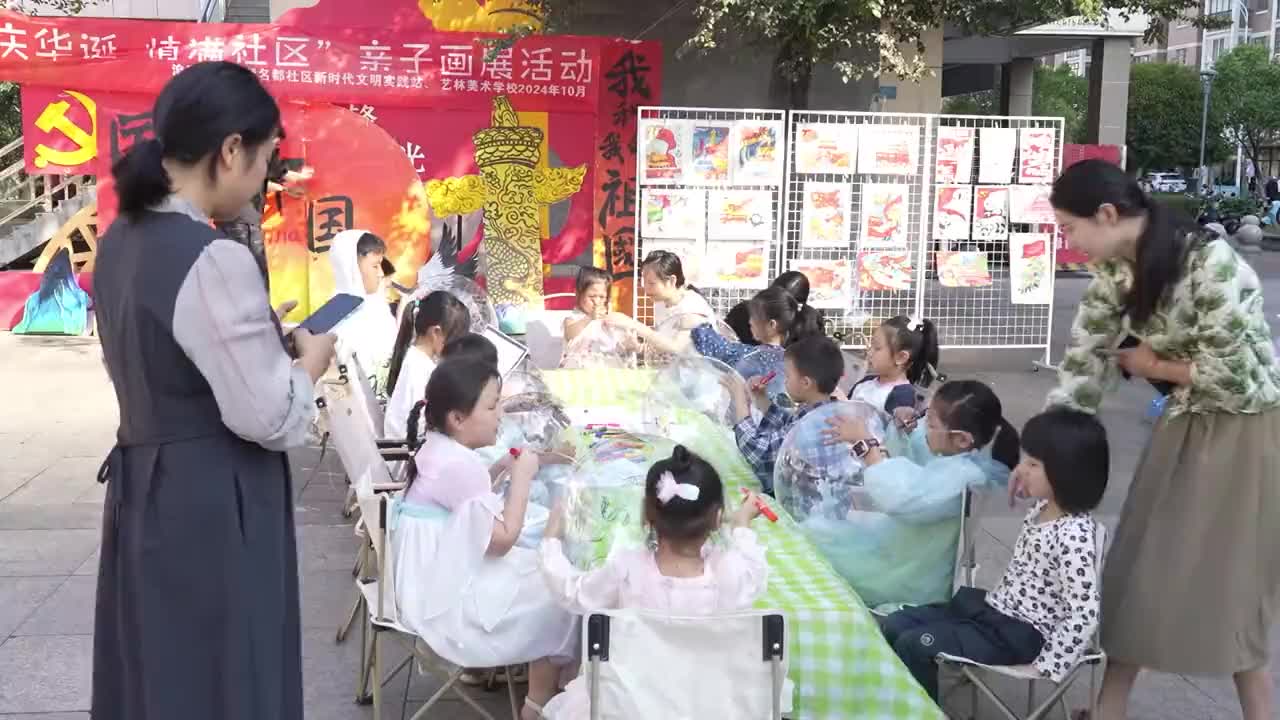 江西乐平：小手绘祝福 童心颂祖国