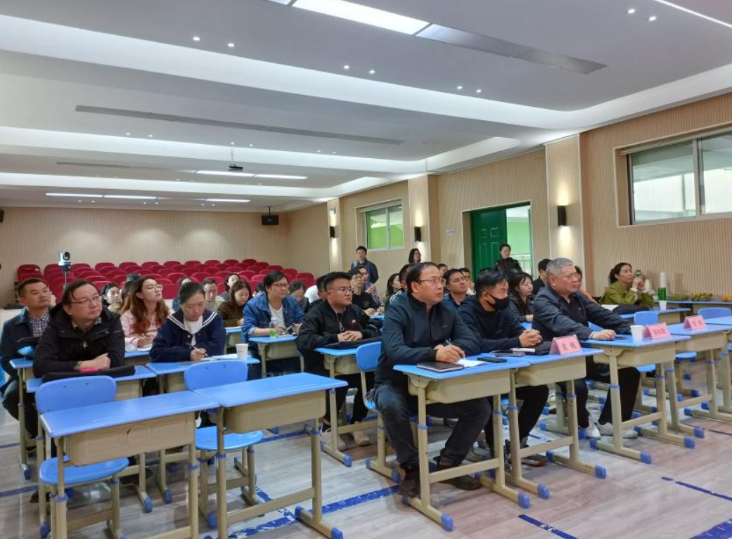 九江市学校AI数字化混合教研及优质资源共建共享研讨会举行