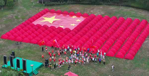 鹰潭龙虎山：旭日东升 用歌声与情感共庆国庆