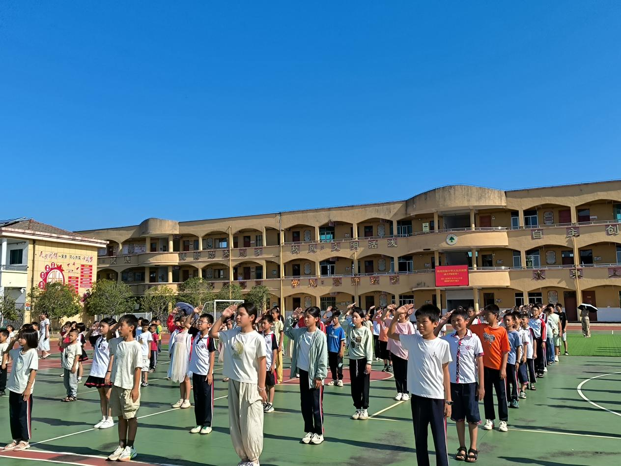 向国旗敬礼，抒爱国真情——崇仁县郭圩乡中心小学关工委“向国旗敬礼”系列活动