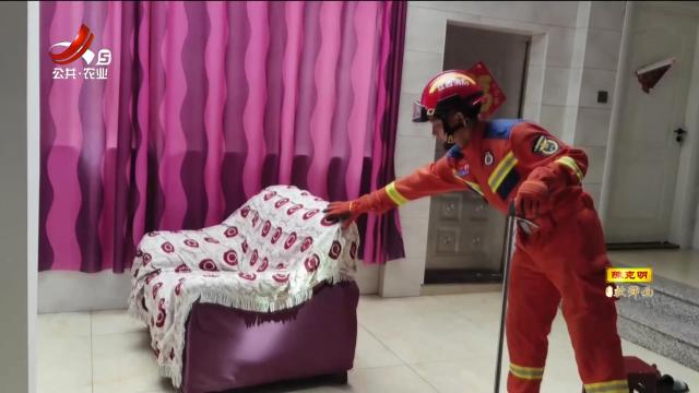 彭泽：消防员巧抓“躲迷藏”眼镜蛇