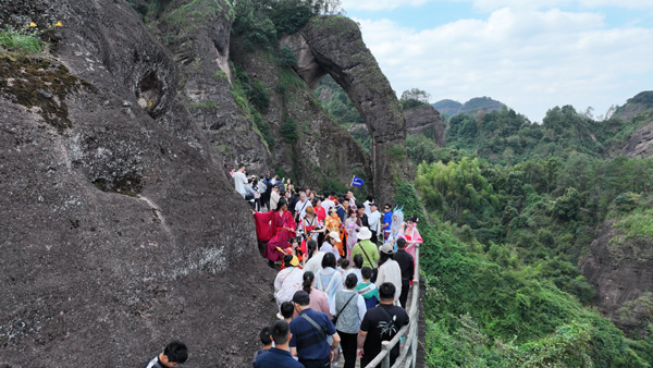 超13万人次！鹰潭龙虎山景区国庆假期人气旺