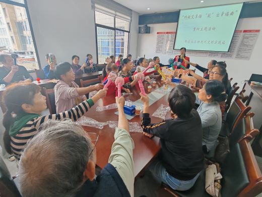宜丰县耶溪社区：巧做艾草锤 “敲”出幸福曲