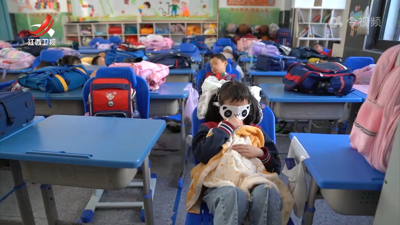 “可躺式”课桌椅 让学生午休更舒心