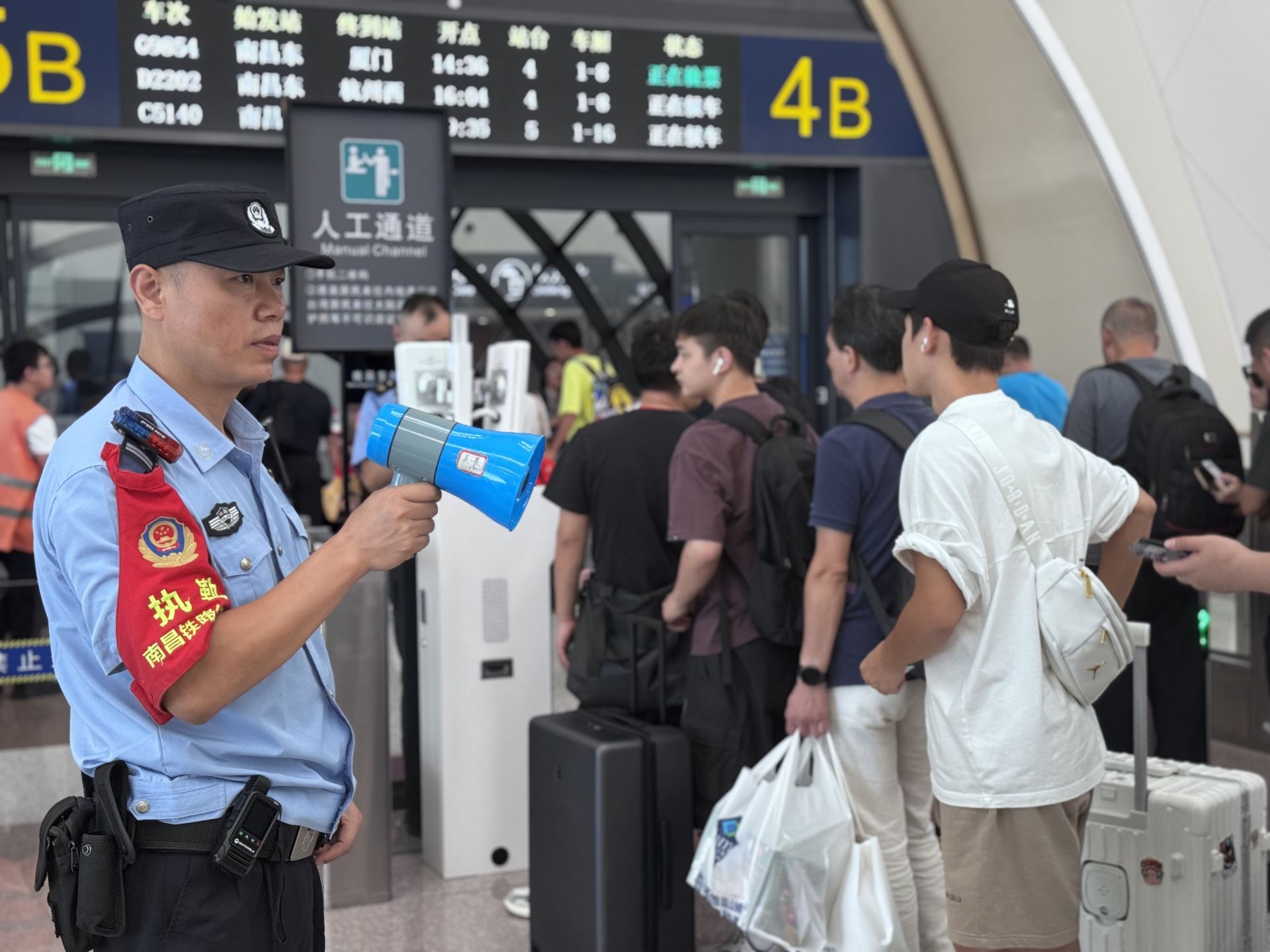 南昌东车站派出所民警坚守岗位 为国庆假期出行旅客拧紧“平安阀”