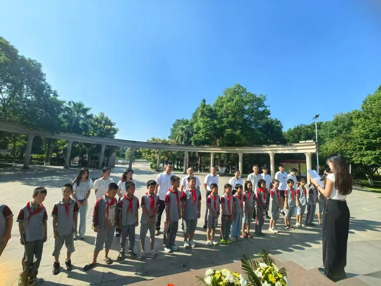 缅怀先烈志，共铸中华魂——东乡区马圩小学开展国庆祭英烈活动