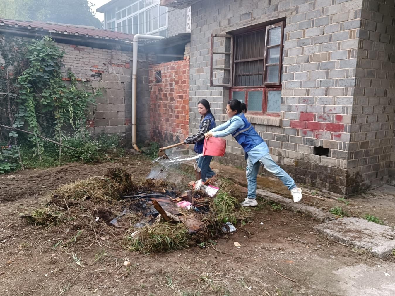 宜丰县花门楼社区：“秸”尽全力 防范未“燃”  