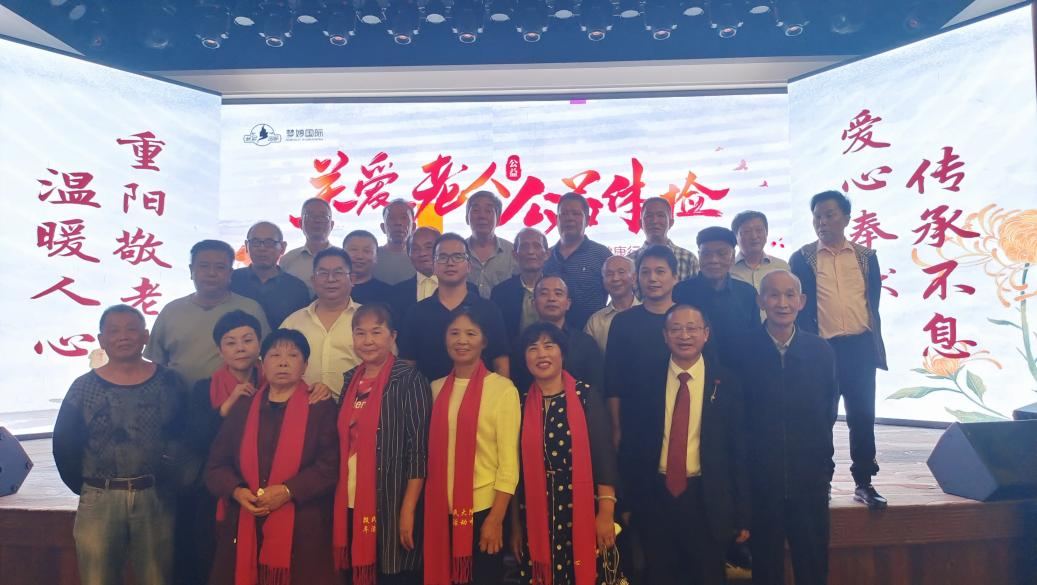 临川区孝桥镇：艻口村老年活动中心举办“情暖重阳·关爱老人”重阳节联谊活动