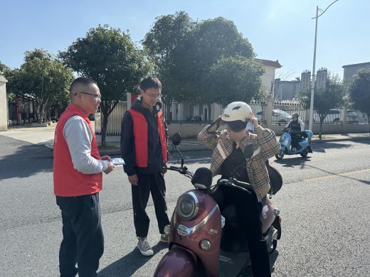 靖安县双溪镇大桥村：交通劝导 党员先行 共筑安全出行防线