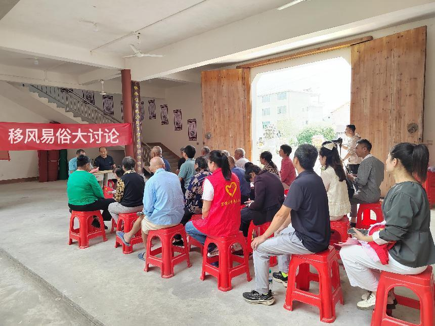 宜黄桃陂荣前村：“大讨论”里“话新风”
