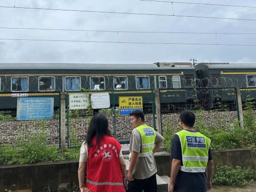 宜春市袁州区凤凰街道岐山社区：护路不打烊 国庆保畅通