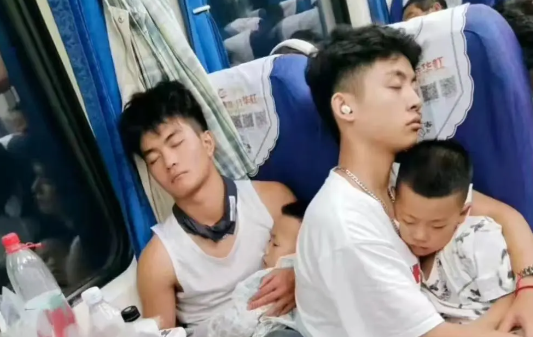 长天新闻丨江右锐评：两名大学生火车上抱娃一整夜，正是青年一代最美的样子