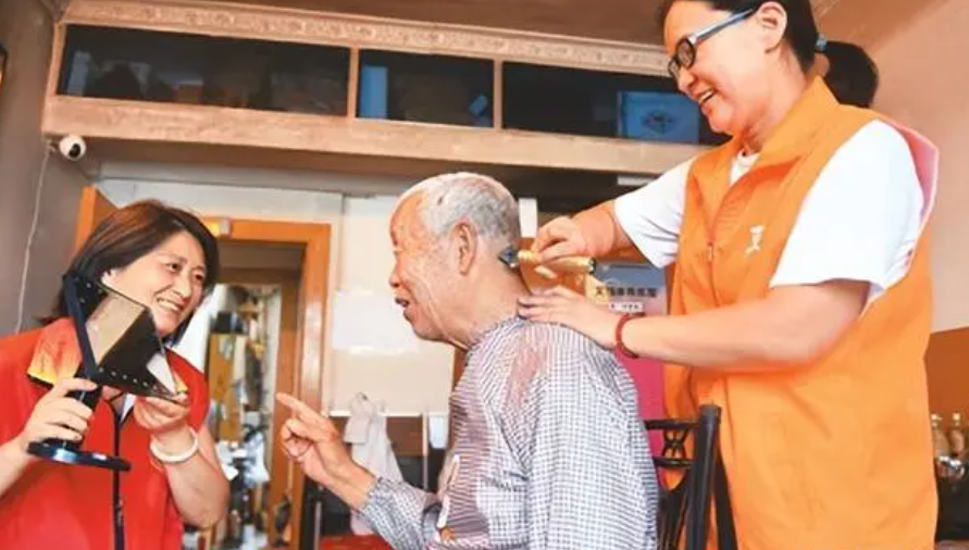 长天新闻丨江右锐评：提升护工服务水平，年轻人不可或缺