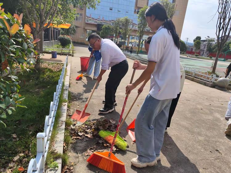 ​宜黄县黄陂中学：党旗飘扬，美化校园