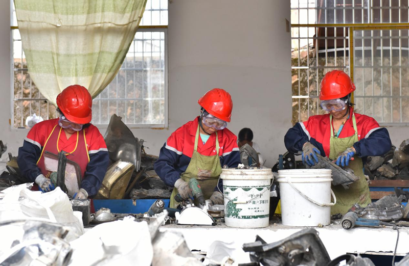 黎川县荷源乡：一举解双难 企业群众齐脱困