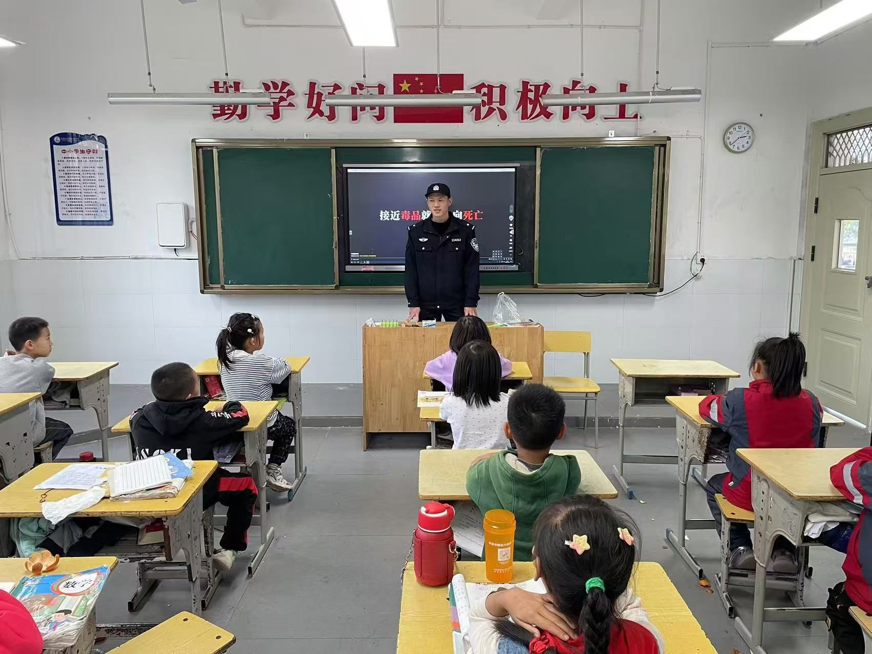 资溪县公安局乌石派出所开展校园安全和禁黄赌毒宣传
