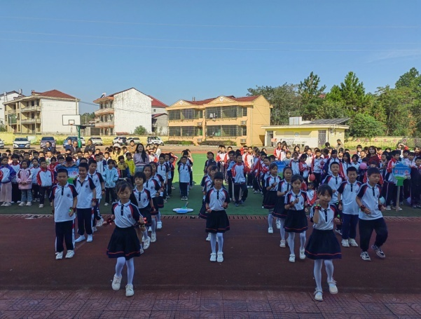精彩纷呈展风采 勇于拼搏扬斗志——崇仁县六家桥乡中心小学关工委举办“奔跑吧·赣鄱少年”2024年秋季运动会