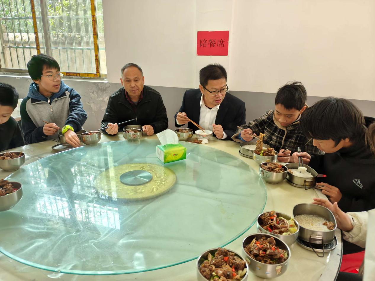 整合教育资源,促进教育公平——南城县教体局局长李子明深入浔溪乡初级中学调研优化义务教育资源配置工作