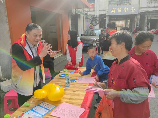普法宣传“零距离” 丰城拖船司法所与律师事务所乡村联动“送法下乡”