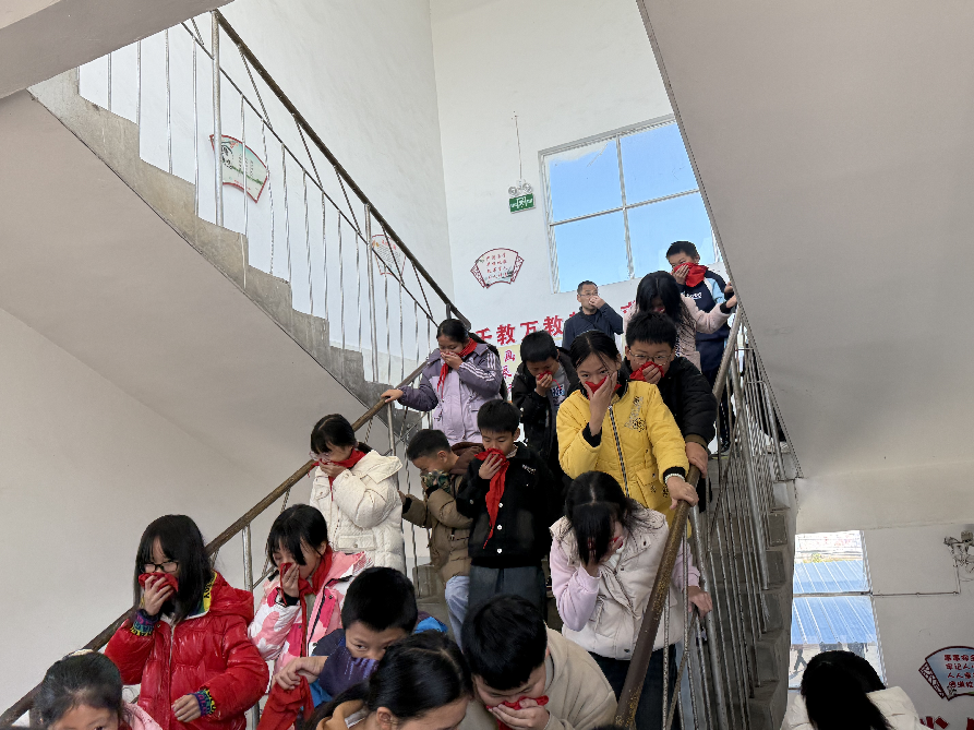 筑牢安全防线 共创平安校园——南城县里塔镇中心小学开展无脚本消防安全应急疏散演练