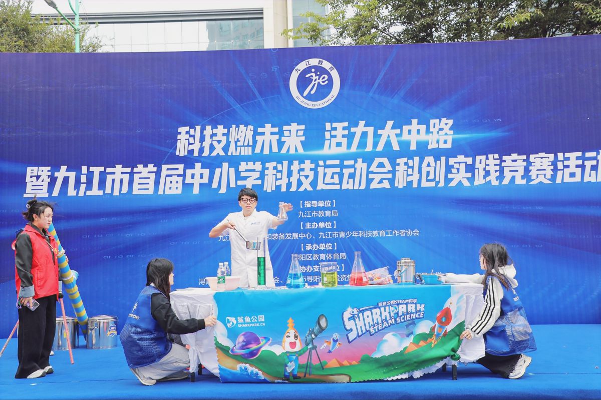 九江外国语学校在九江市首届中小学科技运动会科创实践竞赛活动中斩获六个一等奖