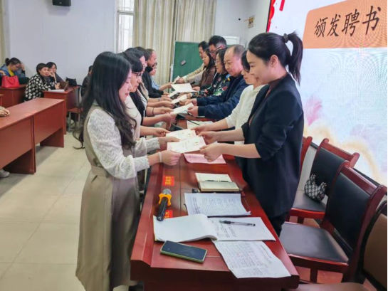 青蓝携手共筑师梦——南城县盱江小学2024秋季“青蓝工程”师徒结对仪式