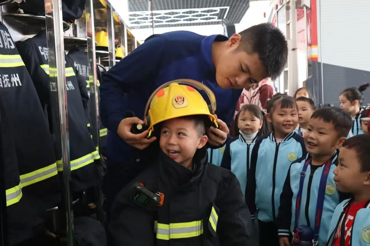 崇仁县第六幼儿园幼儿走进消防队，致敬“火焰蓝”