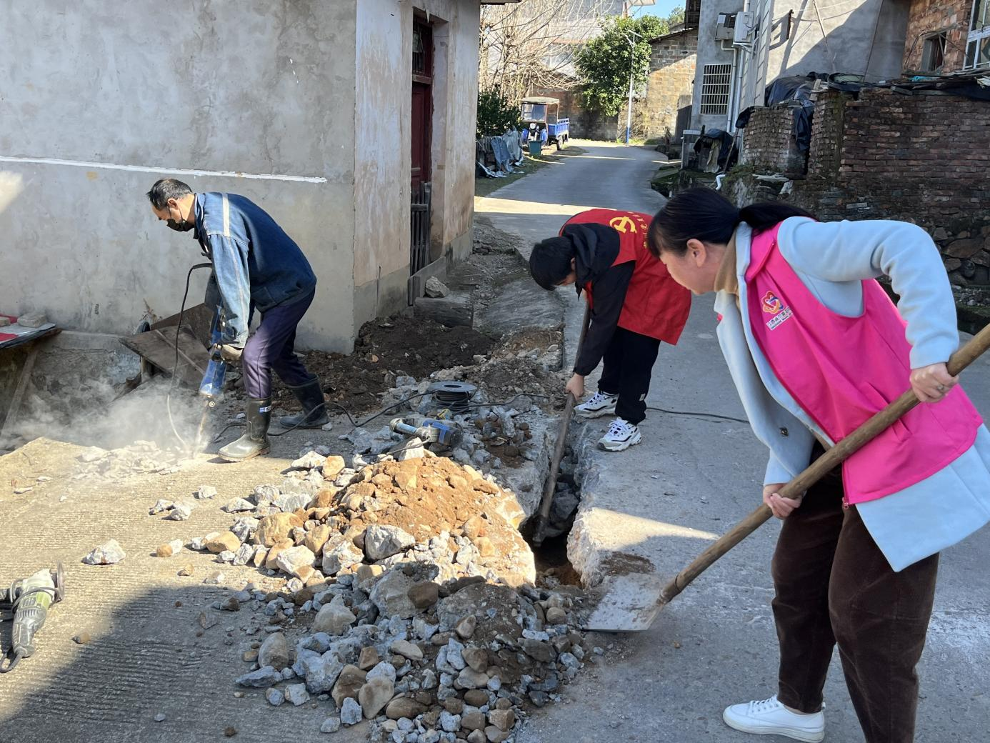 黎川县荷源乡：水管漏水农户愁 迅速行动解民忧