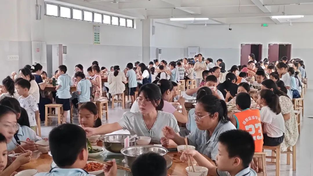 庐山市第二小学：暖心午托与家长陪餐，共筑校园温馨食光
