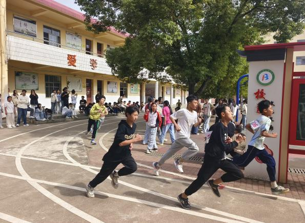 崇仁县白路乡初级中学关工委运动会圆满举行，活力与激情绽放校园