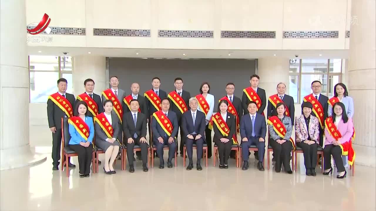 尹弘叶建春会见中国新闻奖和长江韬奋奖我省获奖代表