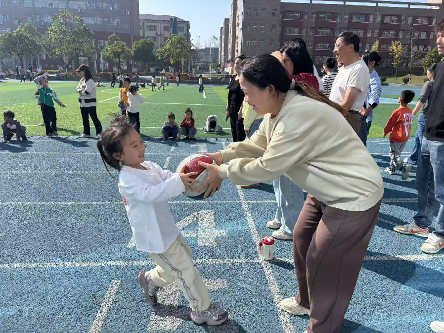 强身健体筑梦 强国复兴有我——南城县第二小学第九届体育节一年级亲子运动会