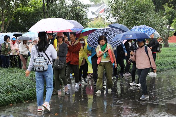 印尼旅行团打卡龙虎山：道文化与“烟火气”交织的魅力之旅