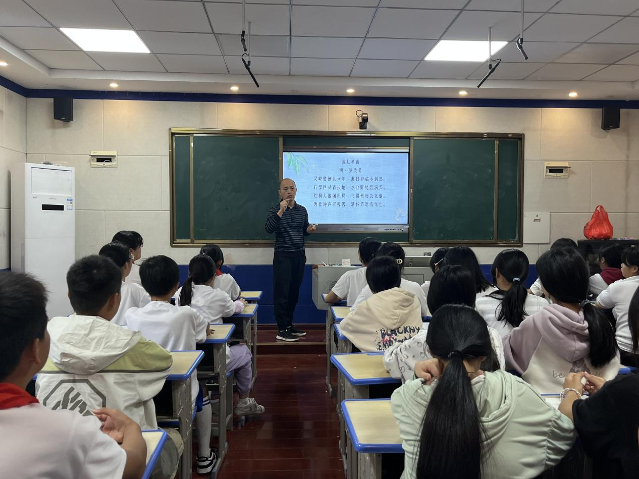 给梦想插上文学的翅膀——南城县凤凰学校《星火》文学社十月上课记