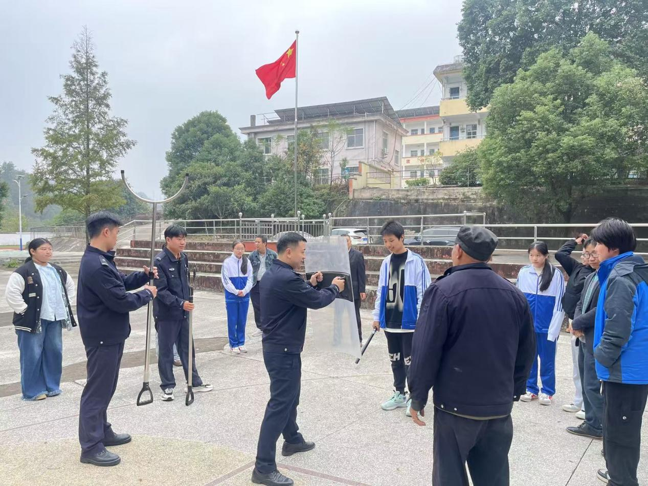 南城县洪门中学联合洪门镇派出所开展反恐防暴演练活动