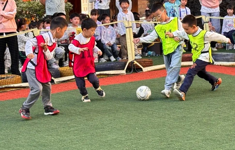 把快乐“踢”进足球场——南城县盱江幼儿园大班《你好 足球》主题课程