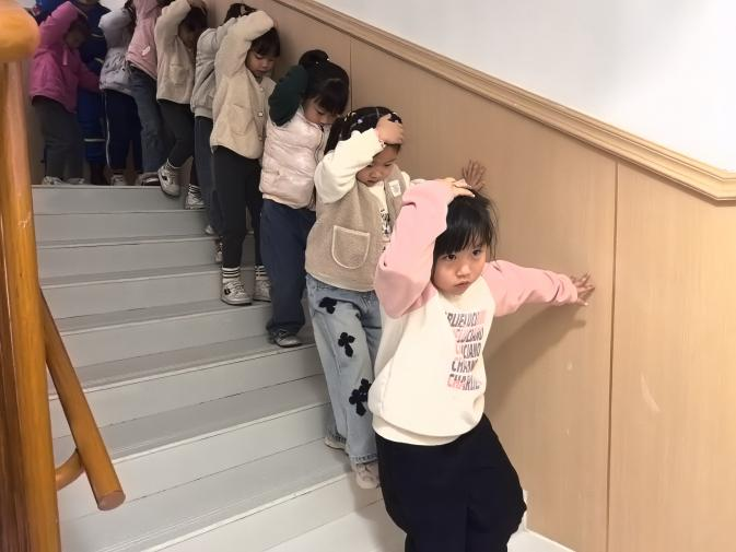 携手”蓝天” 守护平安——崇仁县第五幼儿园联合蓝天救援队开展防震减灾知识培训及防震应急演练活动