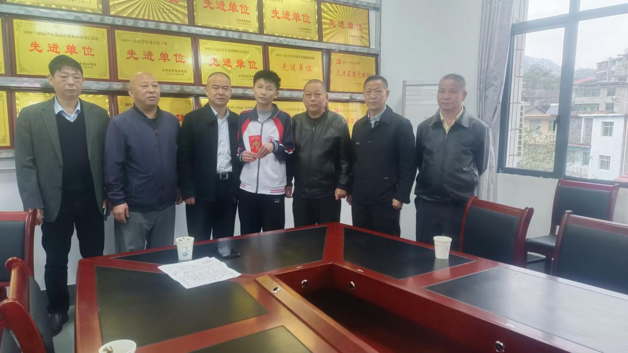 晔光教育促进会资助乐安县谷岗中学优秀贫困生