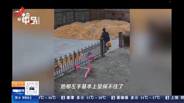 【热点关注】黑龙江七台河：一老虎进村猛撞农户大门 有人遛弯被扑倒撕咬
