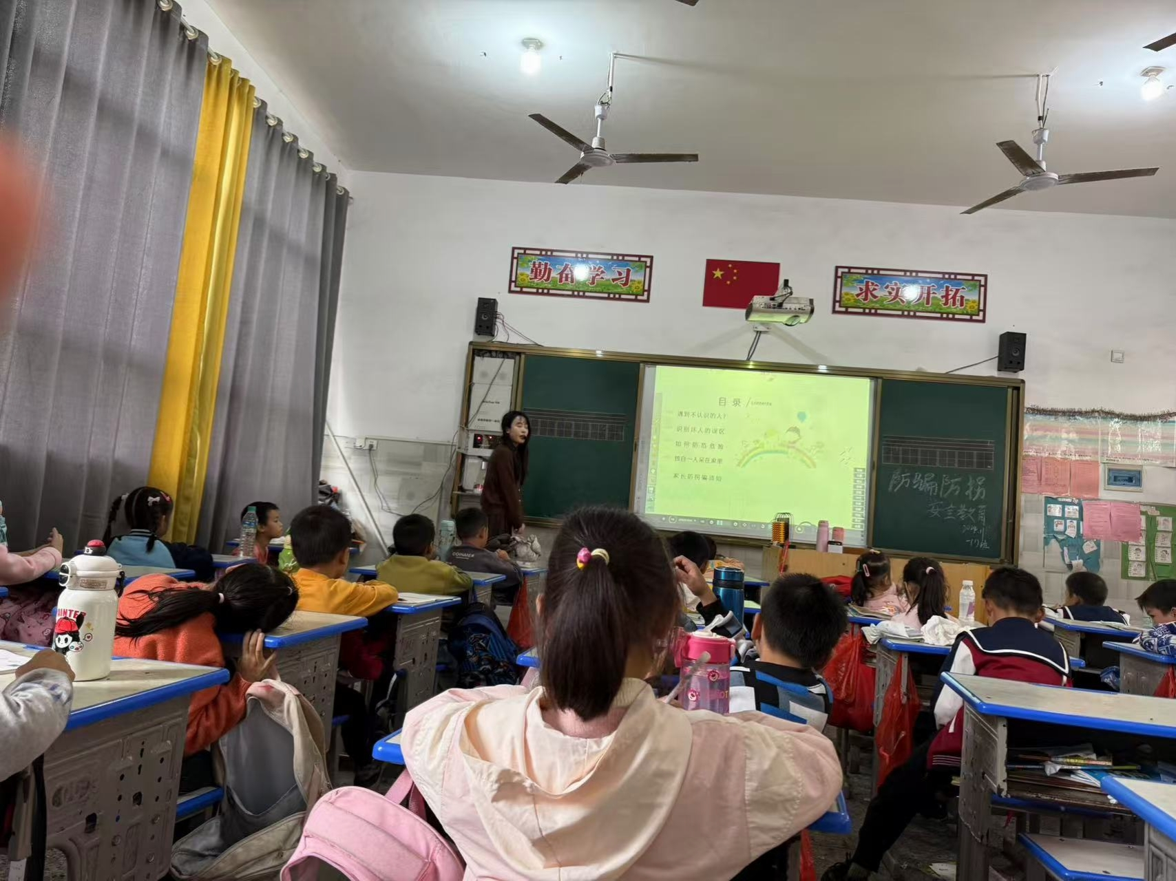 崇仁县马鞍镇中心小学开展防拐骗安全教育课