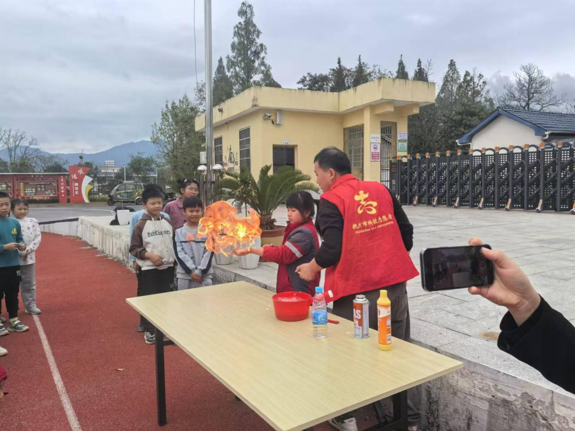 科普活动进校园 童心同筑科技梦——资溪县乌石镇中心小学科普进校园主题活动