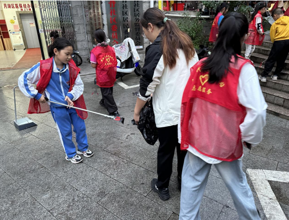 鹰潭市月湖区江边街道山背社区开展未成年人环境卫生清扫志愿服务活动