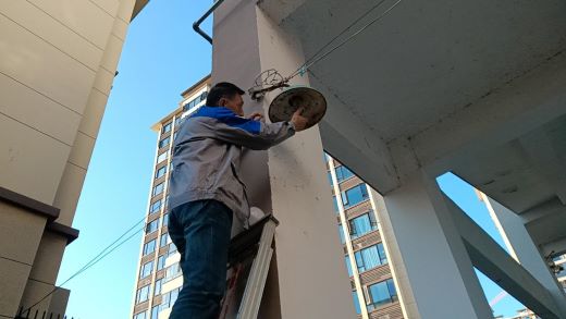 江西万载：12345热线接诉即办 快速修复路灯暖民心