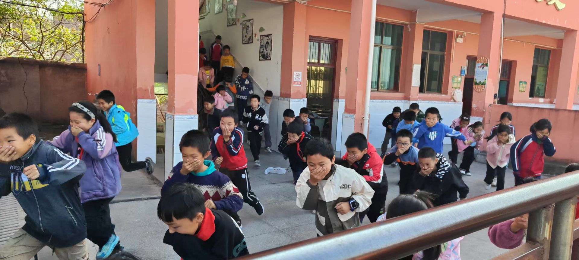 消防入校园，演练筑安全——乐安县戴坊中心小学举行消防安全应急疏散演练