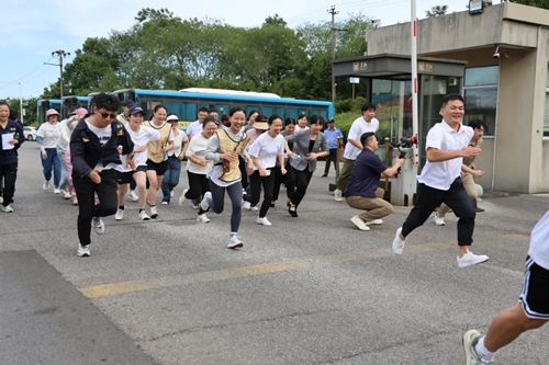 黑猫集团第二届职工运动会趣味定向赛鸣枪开跑