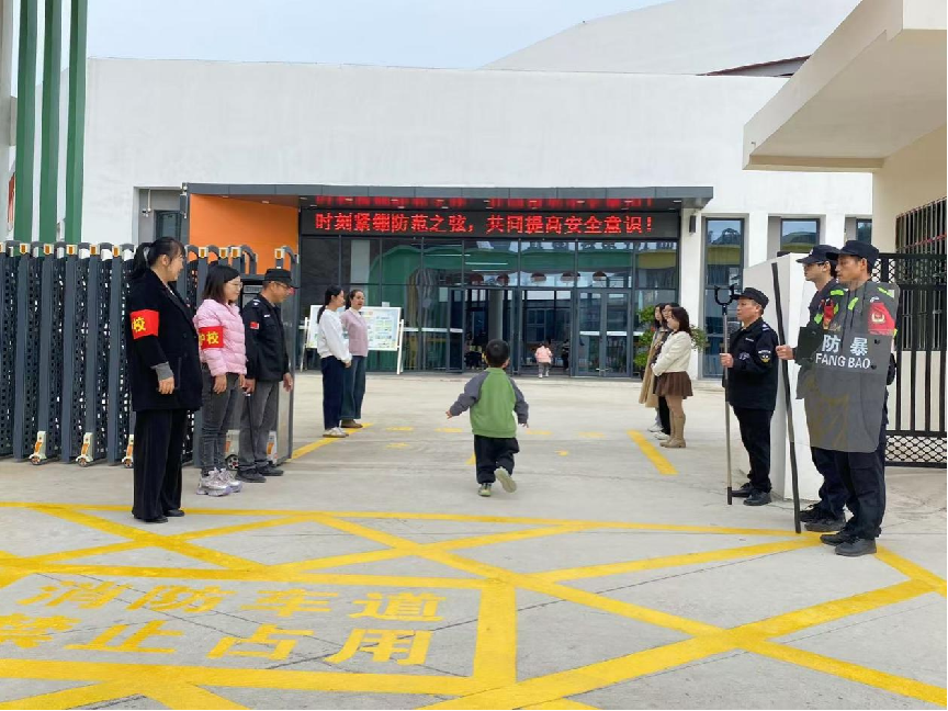 用心护学 为爱站岗——宜黄县第五幼儿园设立护学岗