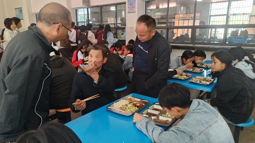 “味”爱而来，“食”刻陪伴——崇仁县白陂乡初级中学关工委邀请学生家长进校陪餐活动